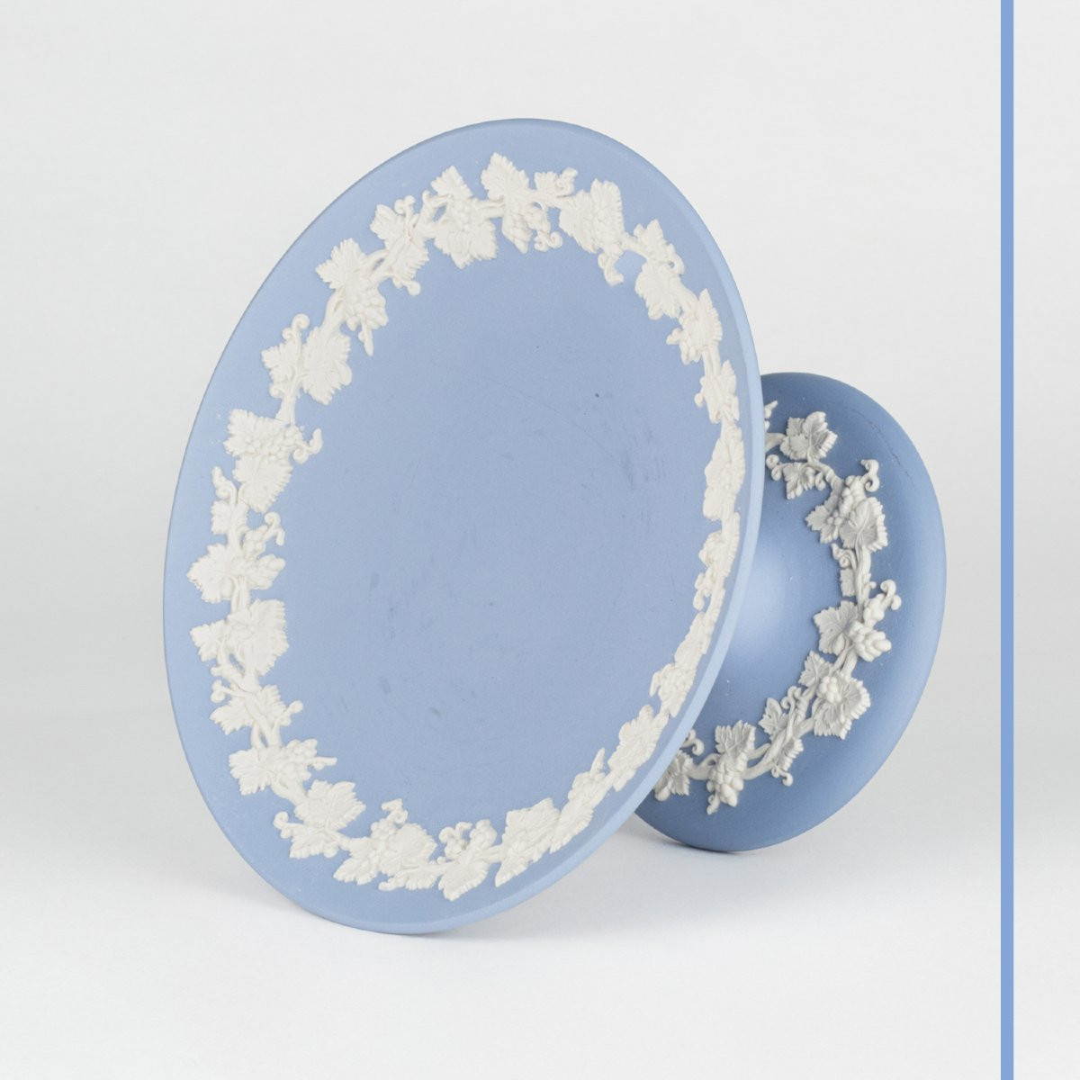 Présentoir à gâteau sur pied en porcelaine de Wedgwood, XXe-photo-3
