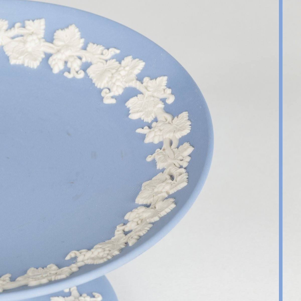 Présentoir à gâteau sur pied en porcelaine de Wedgwood, XXe-photo-4