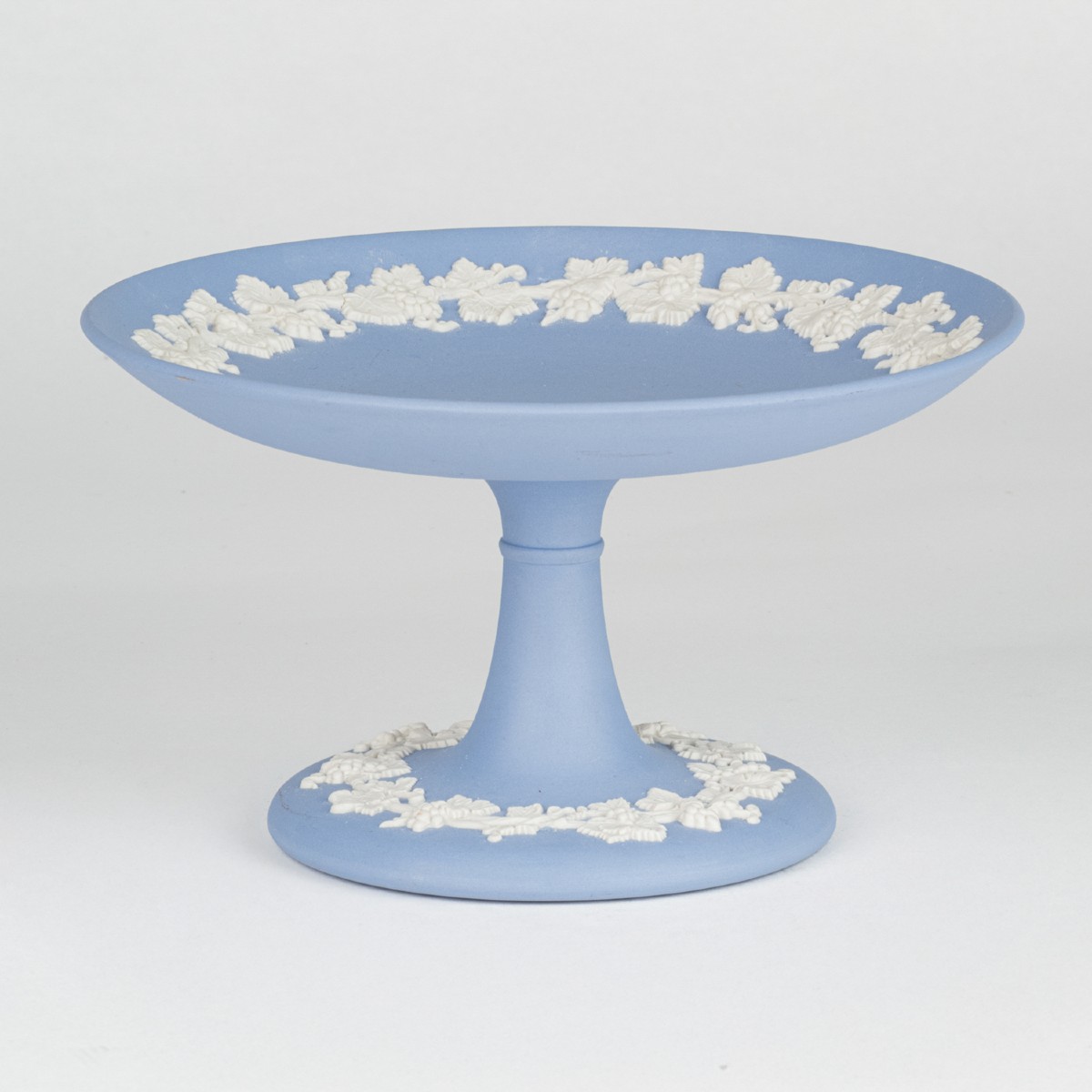 Présentoir à gâteau sur pied en porcelaine de Wedgwood, XXe