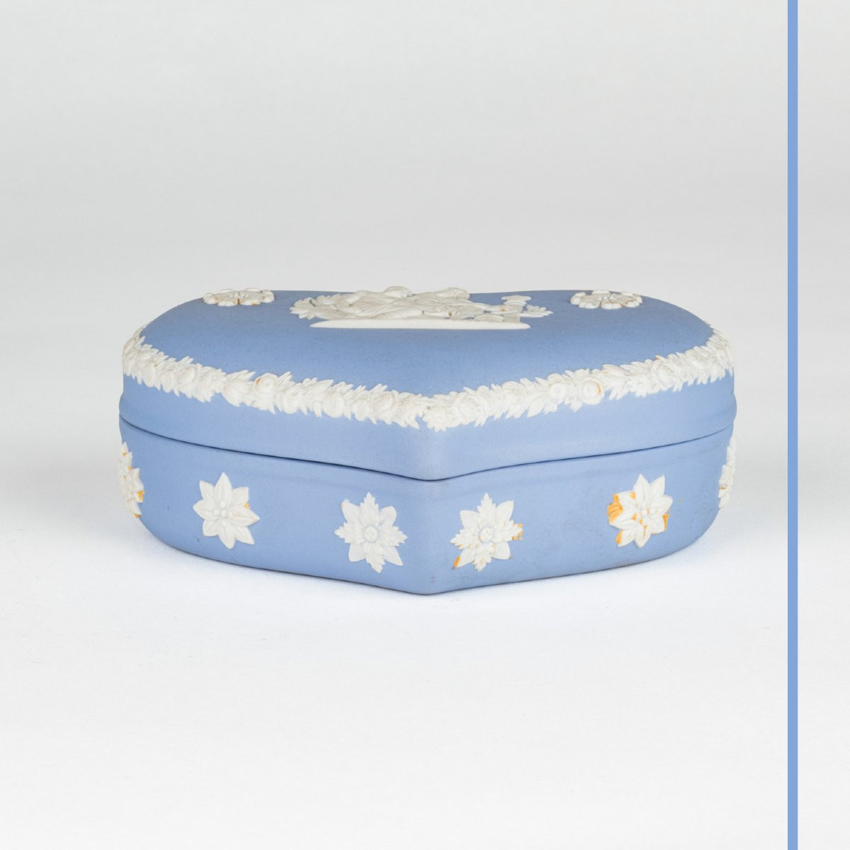 Wedgwood Porcelain Heart-shaped Candy Box, 20th Century-photo-2