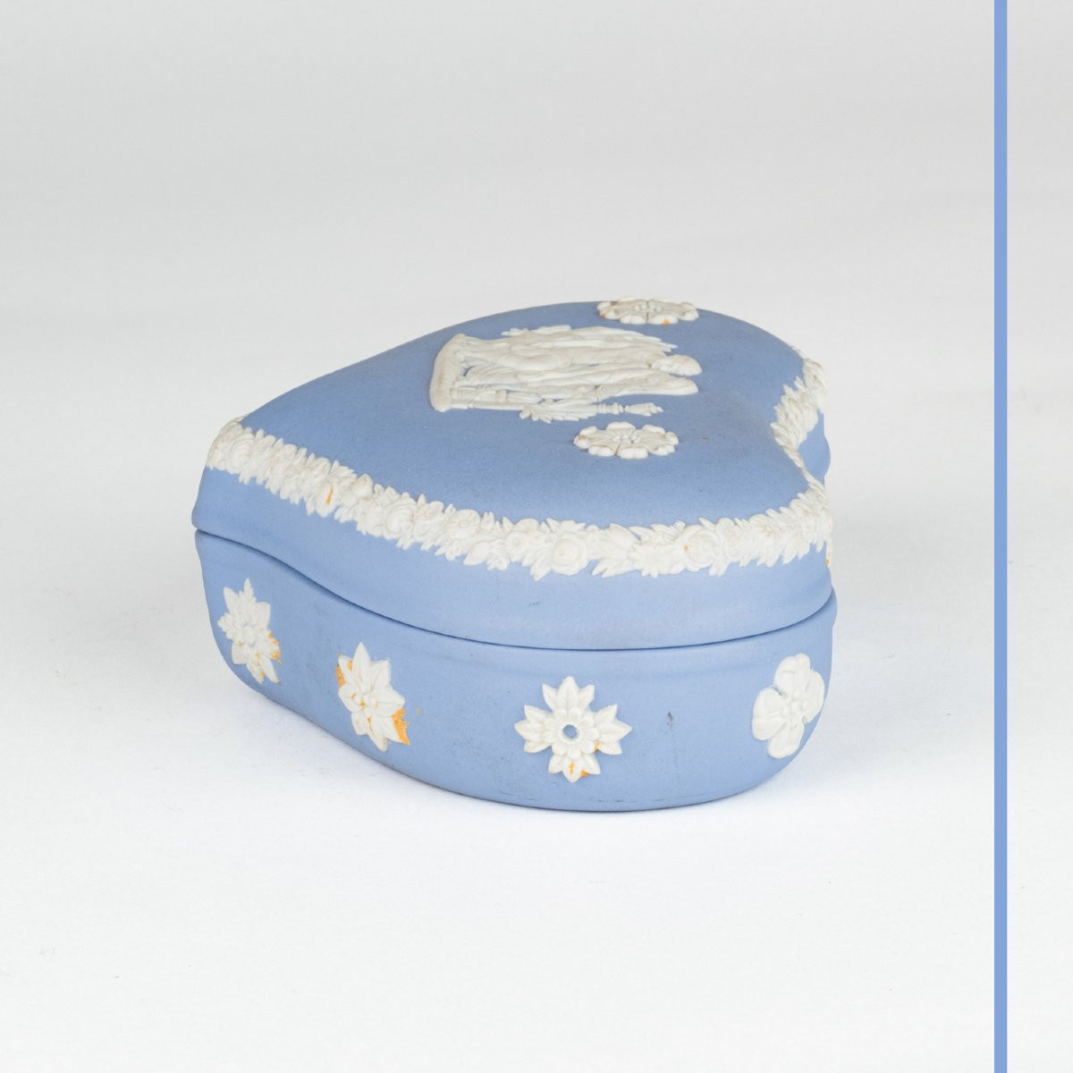 Wedgwood Porcelain Heart-shaped Candy Box, 20th Century-photo-3