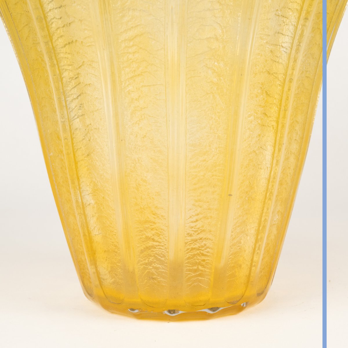 Maison Daum, vase en verre de forme corolle à godrons, XXe-photo-2