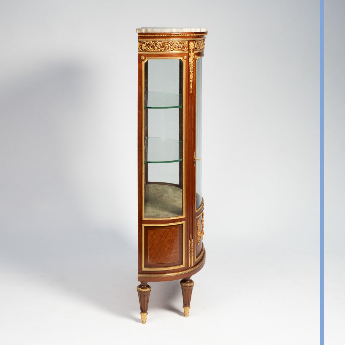 Vitrine de style Louis XVI en marqueterie de bois précieux et bronze doré, XIXe-photo-4