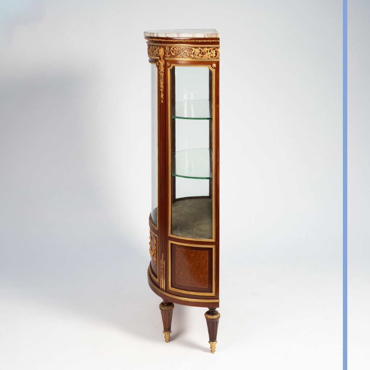 Vitrine de style Louis XVI en marqueterie de bois précieux et bronze doré, XIXe-photo-2