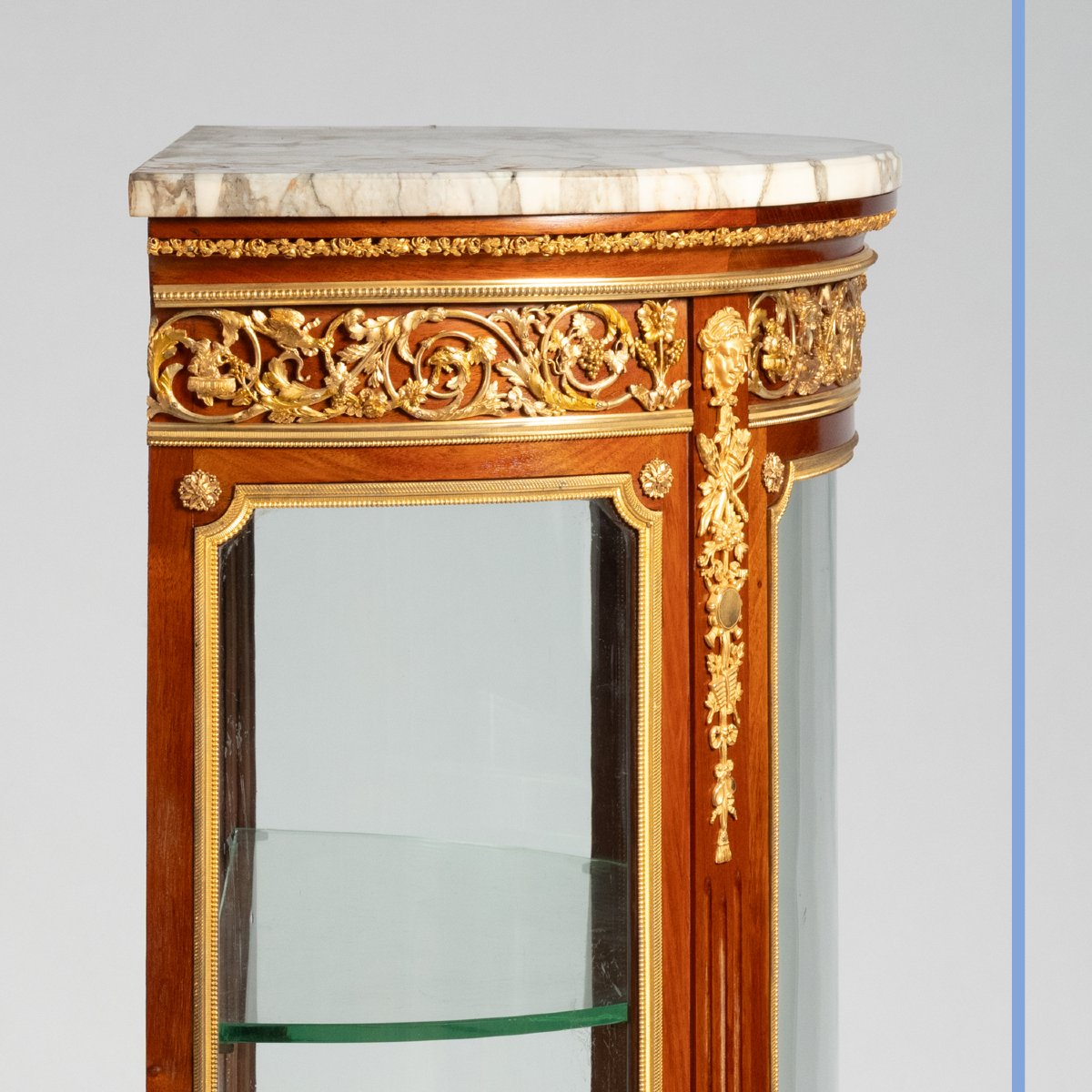 Vitrine de style Louis XVI en marqueterie de bois précieux et bronze doré, XIXe-photo-4