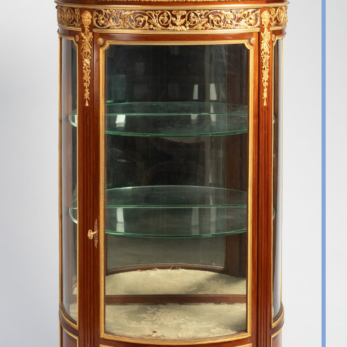 Vitrine de style Louis XVI en marqueterie de bois précieux et bronze doré, XIXe-photo-6