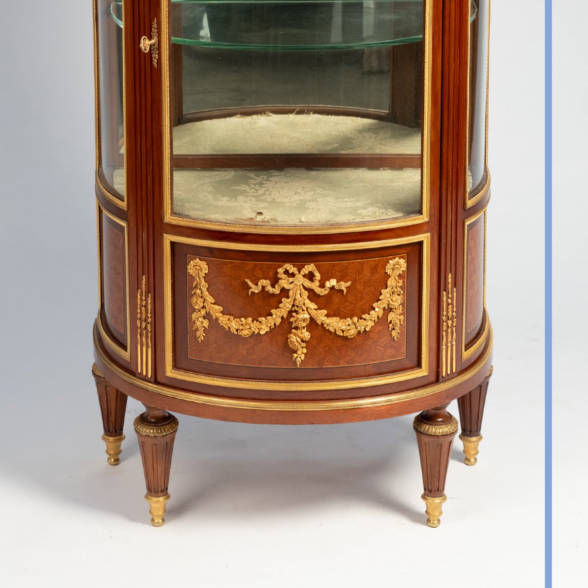 Vitrine de style Louis XVI en marqueterie de bois précieux et bronze doré, XIXe-photo-7
