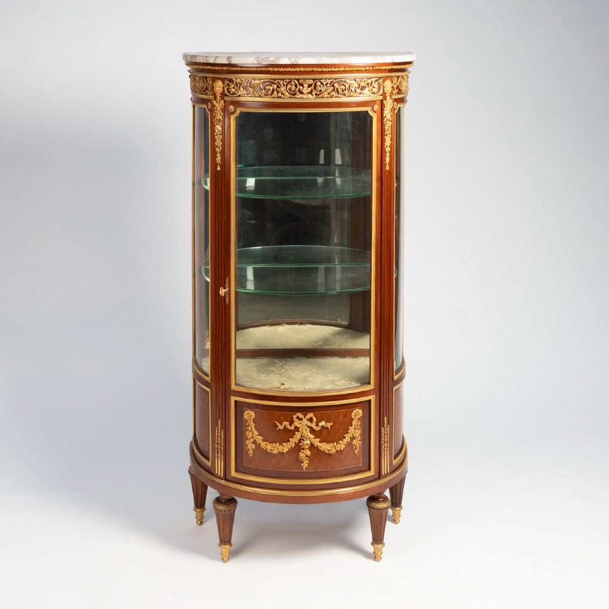 Vitrine de style Louis XVI en marqueterie de bois précieux et bronze doré, XIXe