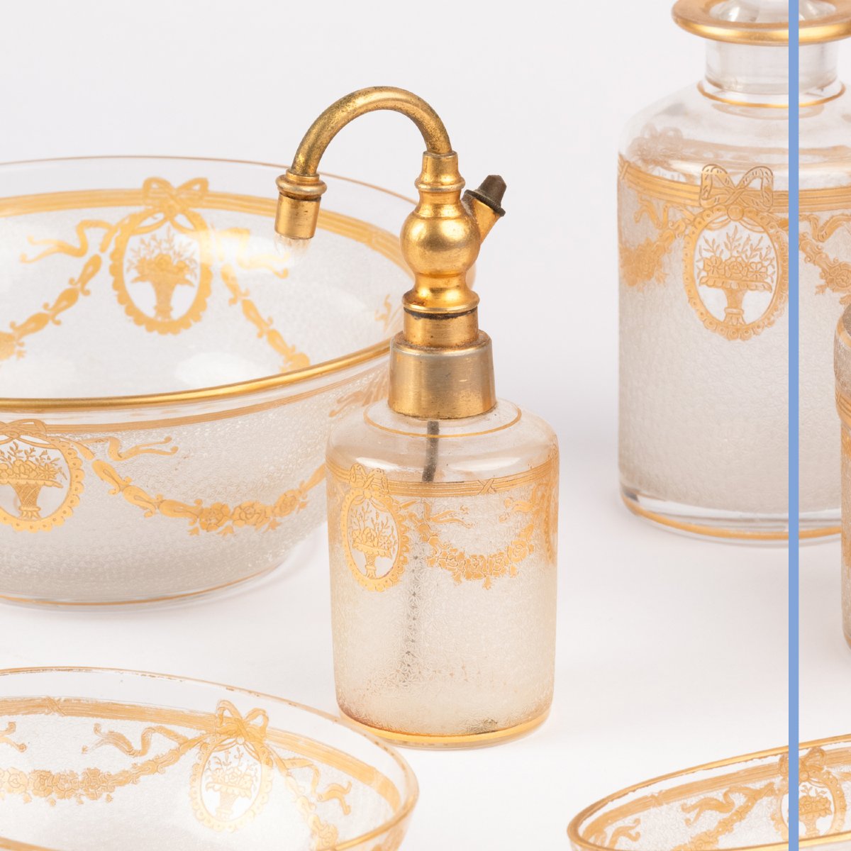Nécessaire de toilette en cristal gravé et réhaussé à l'or, XIXe-photo-1