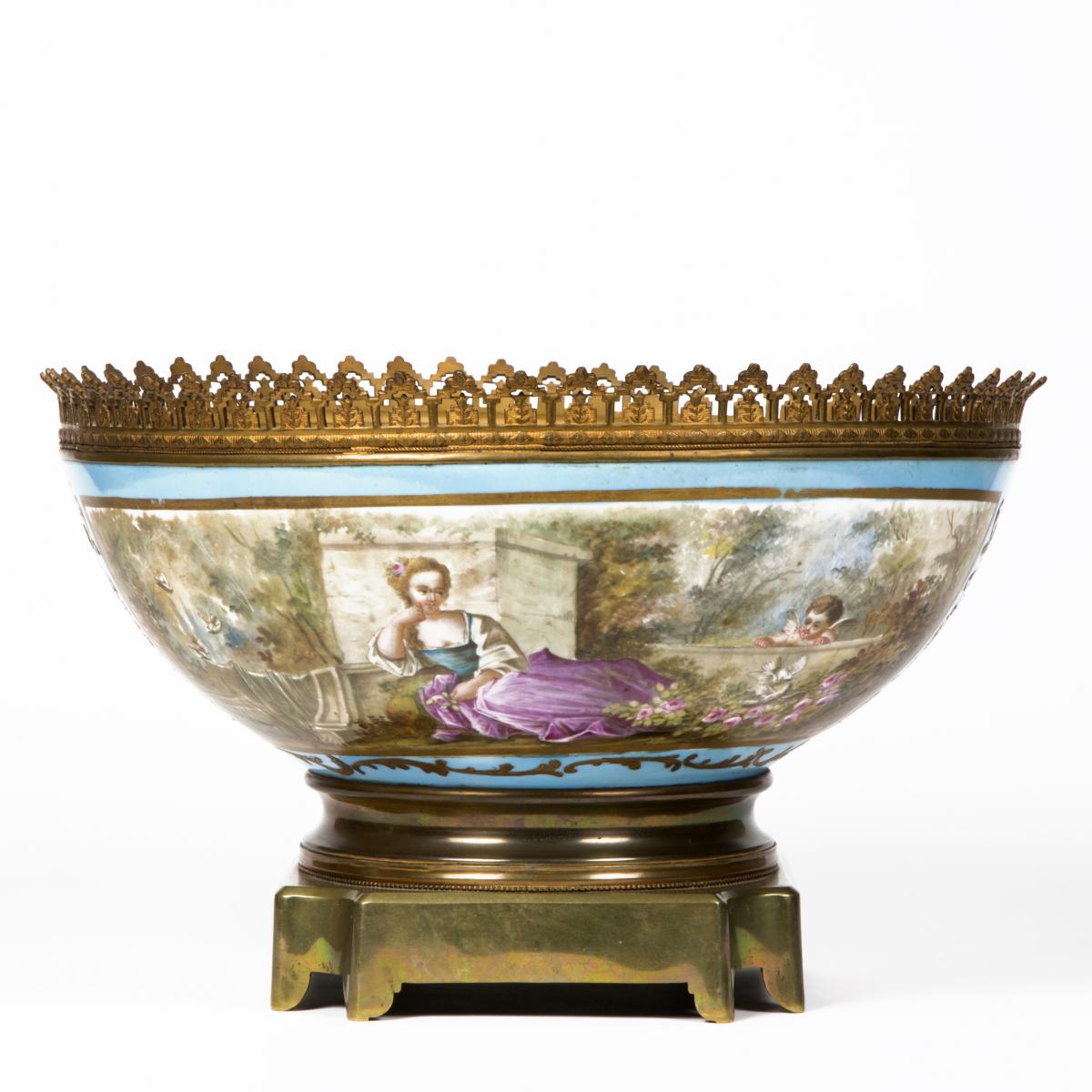 Coupe en porcelaine et monture en bronze dor&eacute;, XIXe