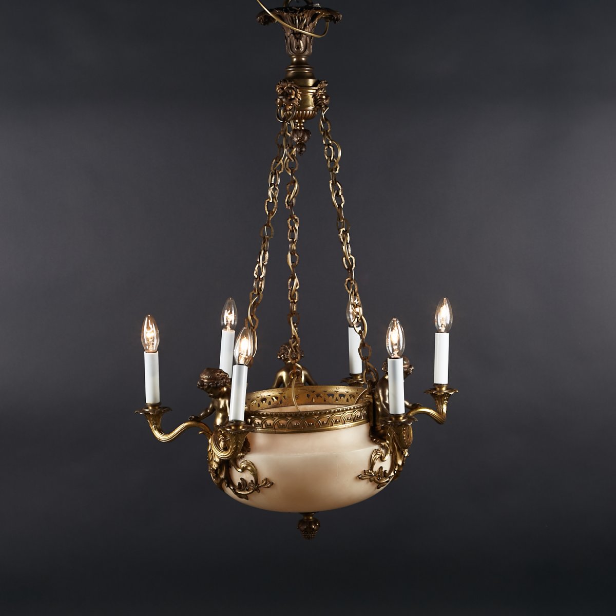 Lustre en bronze doré aux putti, coupe en marbre, XIXe