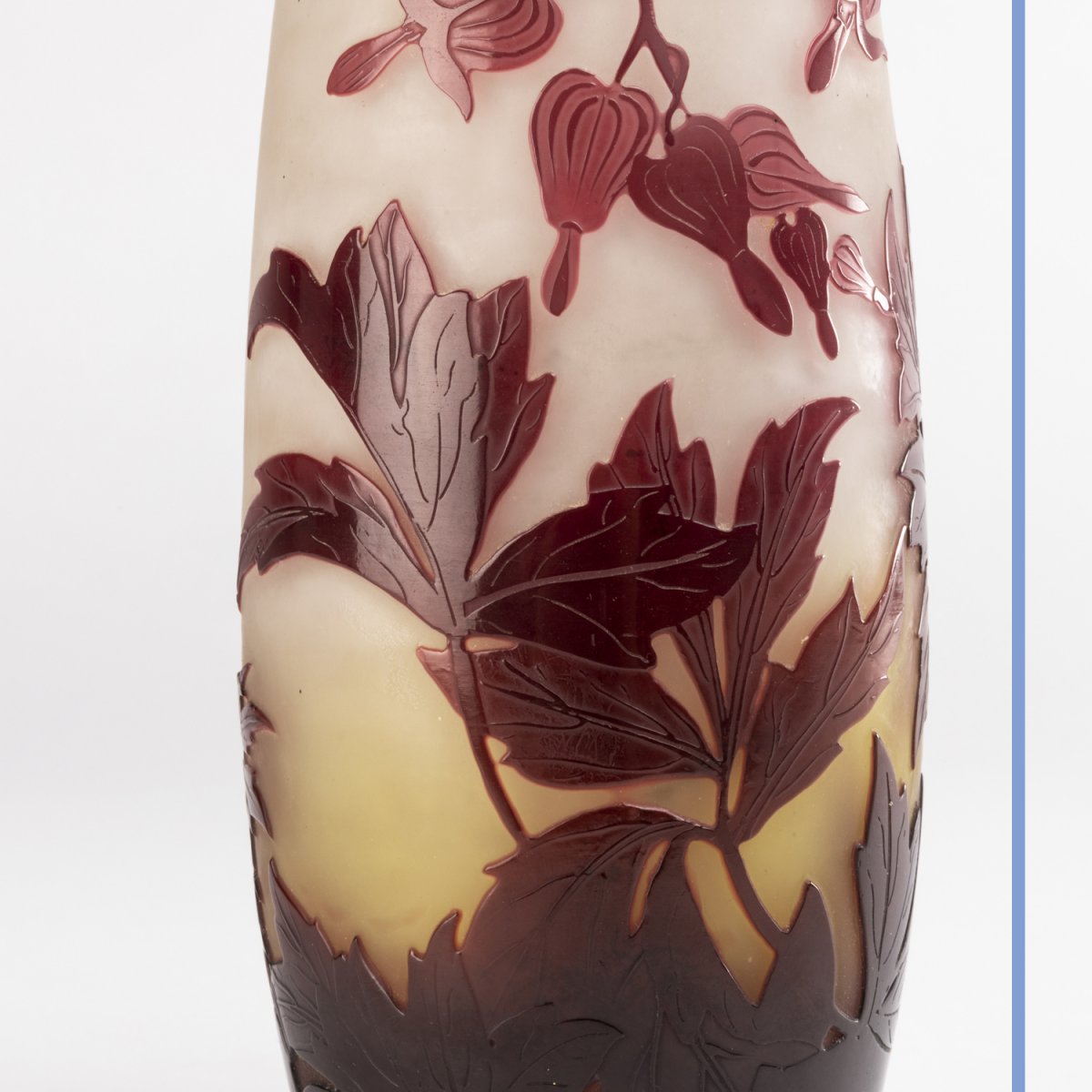 Emile Gall&eacute; (1846-1904), vase  en verre multicouche &agrave; d&eacute;cors de fuchsias en cama&iuml;eu, XIXe -photo-3