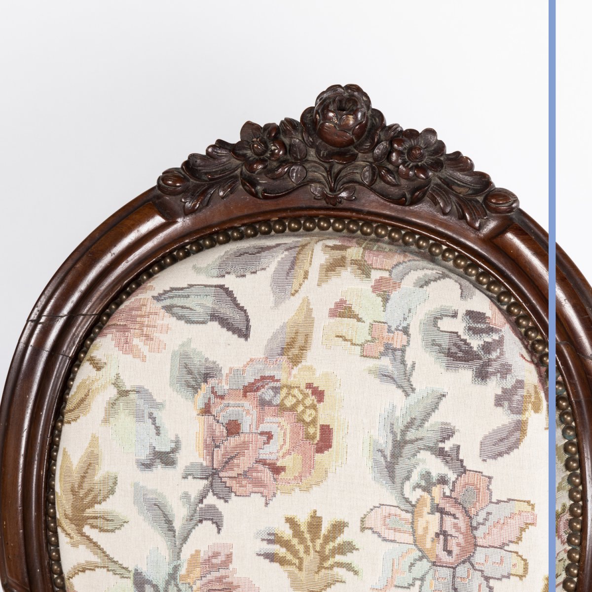 Salon sept pi&egrave;ces de style Louis XV  en noyer sculpt&eacute; et tapisserie florale, XIXe-photo-6