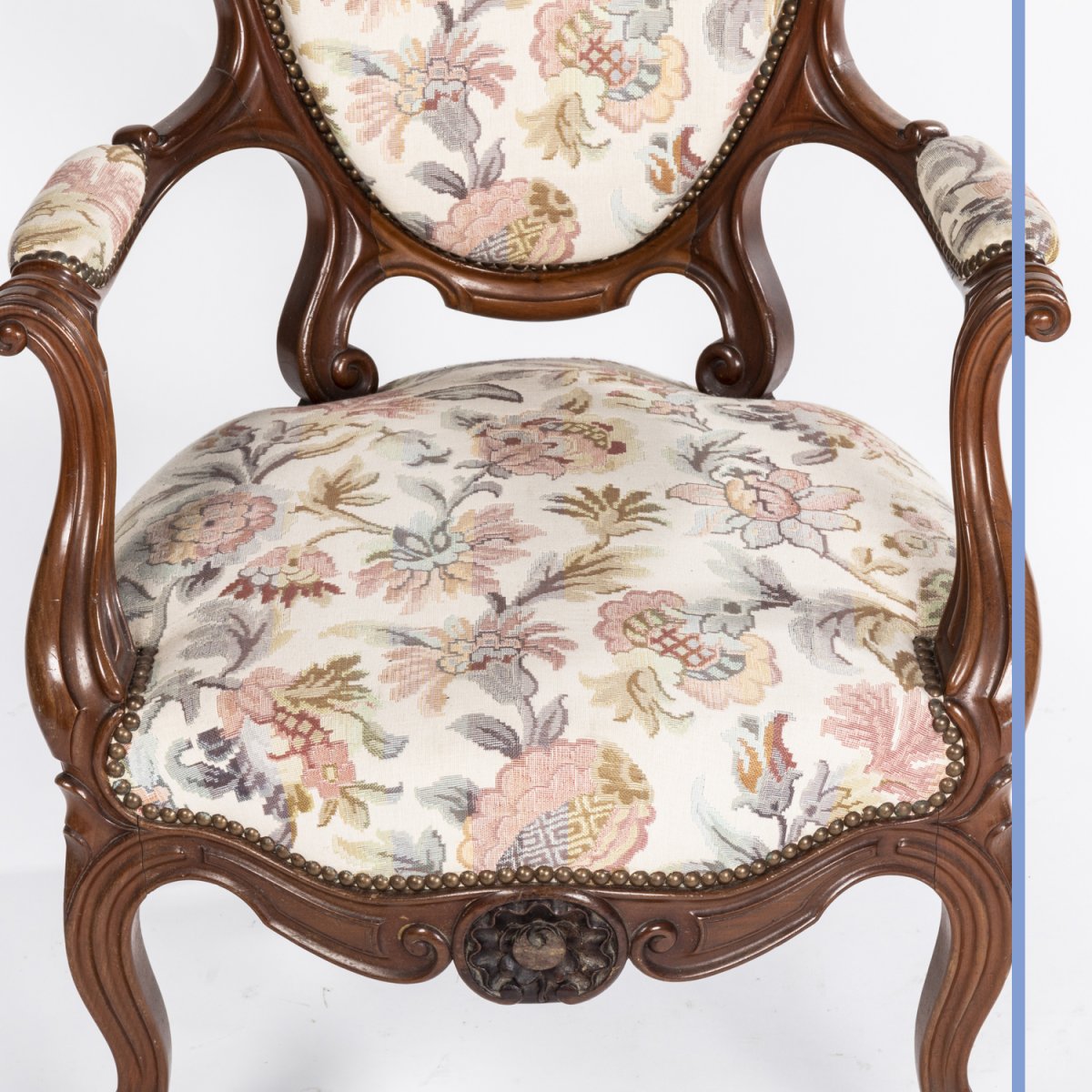 Salon sept pi&egrave;ces de style Louis XV  en noyer sculpt&eacute; et tapisserie florale, XIXe-photo-7