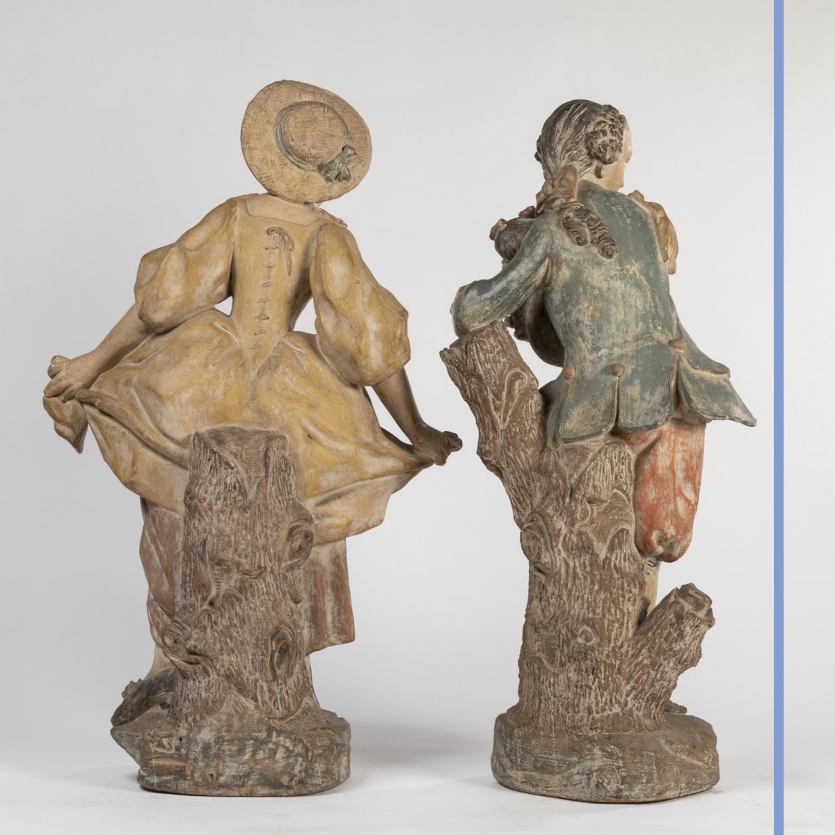 Paire de sculptures en terre cuite sur deux colonnes en bois peint en trompe-l'oeil, XIXe-photo-3