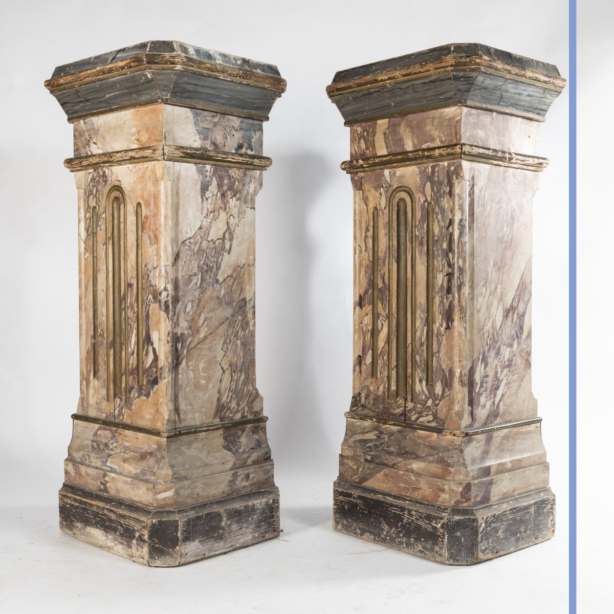 Paire de sculptures en terre cuite sur deux colonnes en bois peint en trompe-l'oeil, XIXe-photo-5