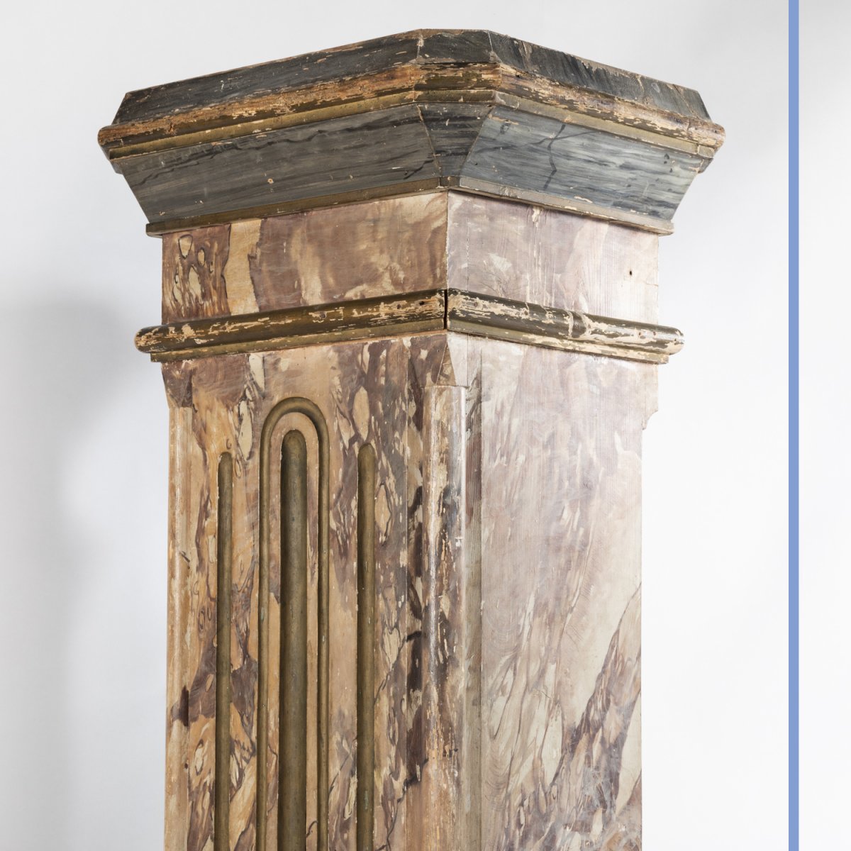 Paire de sculptures en terre cuite sur deux colonnes en bois peint en trompe-l'oeil, XIXe-photo-7