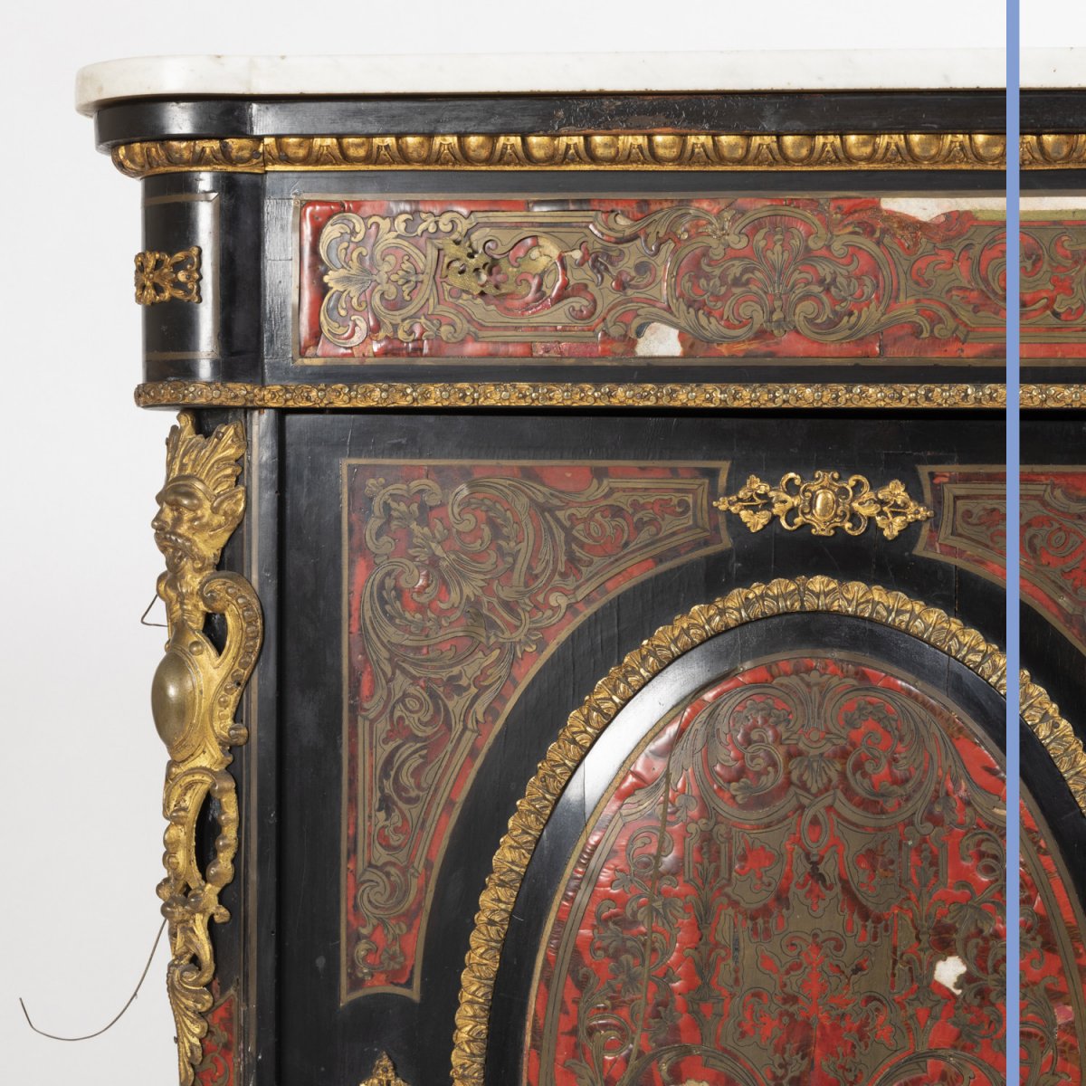 Meuble à hauteur d'appui en marqueterie Boulle et dessus en marbre blanc, XIXe-photo-2