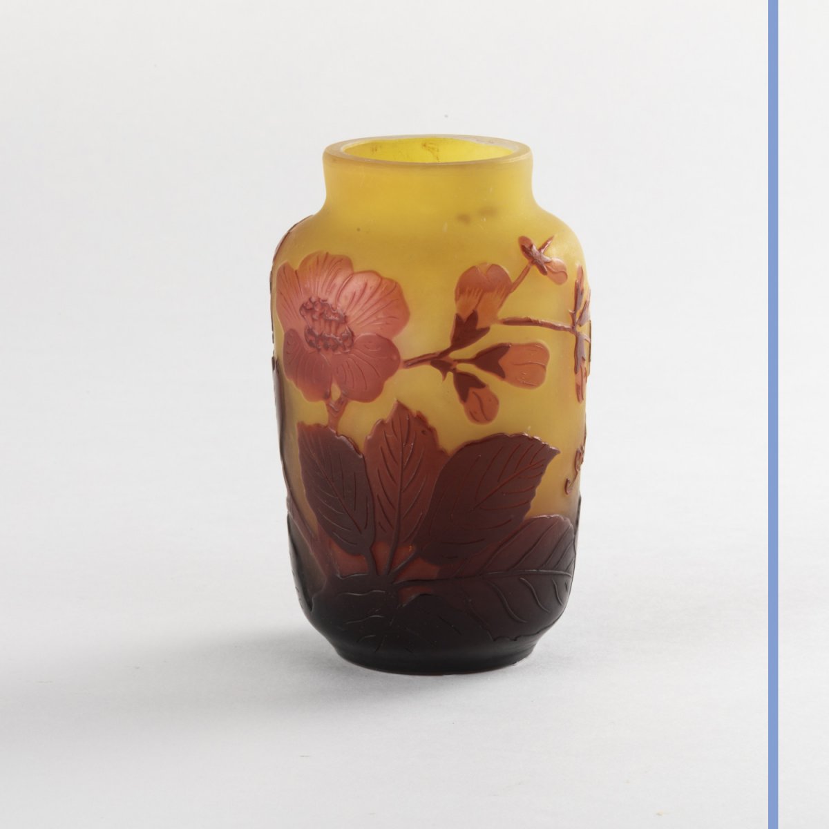 Émile Gallé (1846-1904), vase en verre multicouches à décor de fleurs de cérisier, XIXe-photo-2