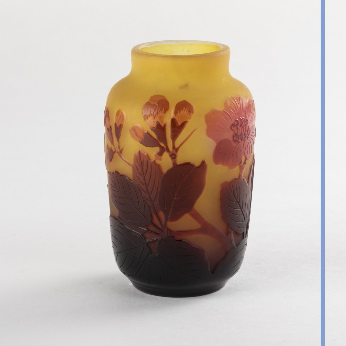Émile Gallé (1846-1904), vase en verre multicouches à décor de fleurs de cérisier, XIXe-photo-1