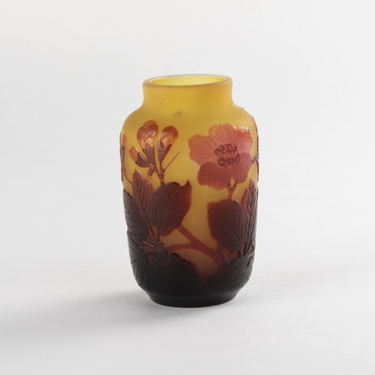 Émile Gallé (1846-1904), vase en verre multicouches à décor de fleurs de cérisier, XIXe