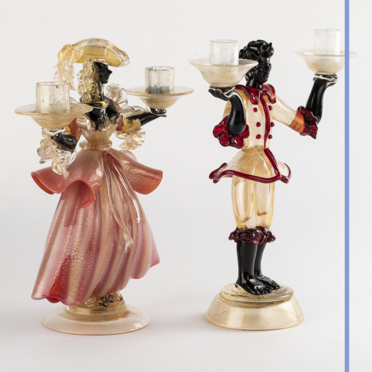 Murano, paire de bougeoirs figurant une dame et un page en verre teinté soufflé, XXe-photo-4