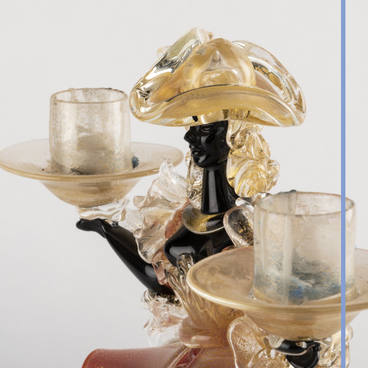 Murano, paire de bougeoirs figurant une dame et un page en verre teinté soufflé, XXe-photo-2