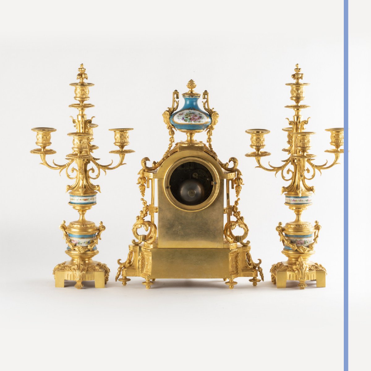 Garniture de cheminée en bronze doré et plaques en porcelaine dans le goût de Sèvres, XIXe-photo-3