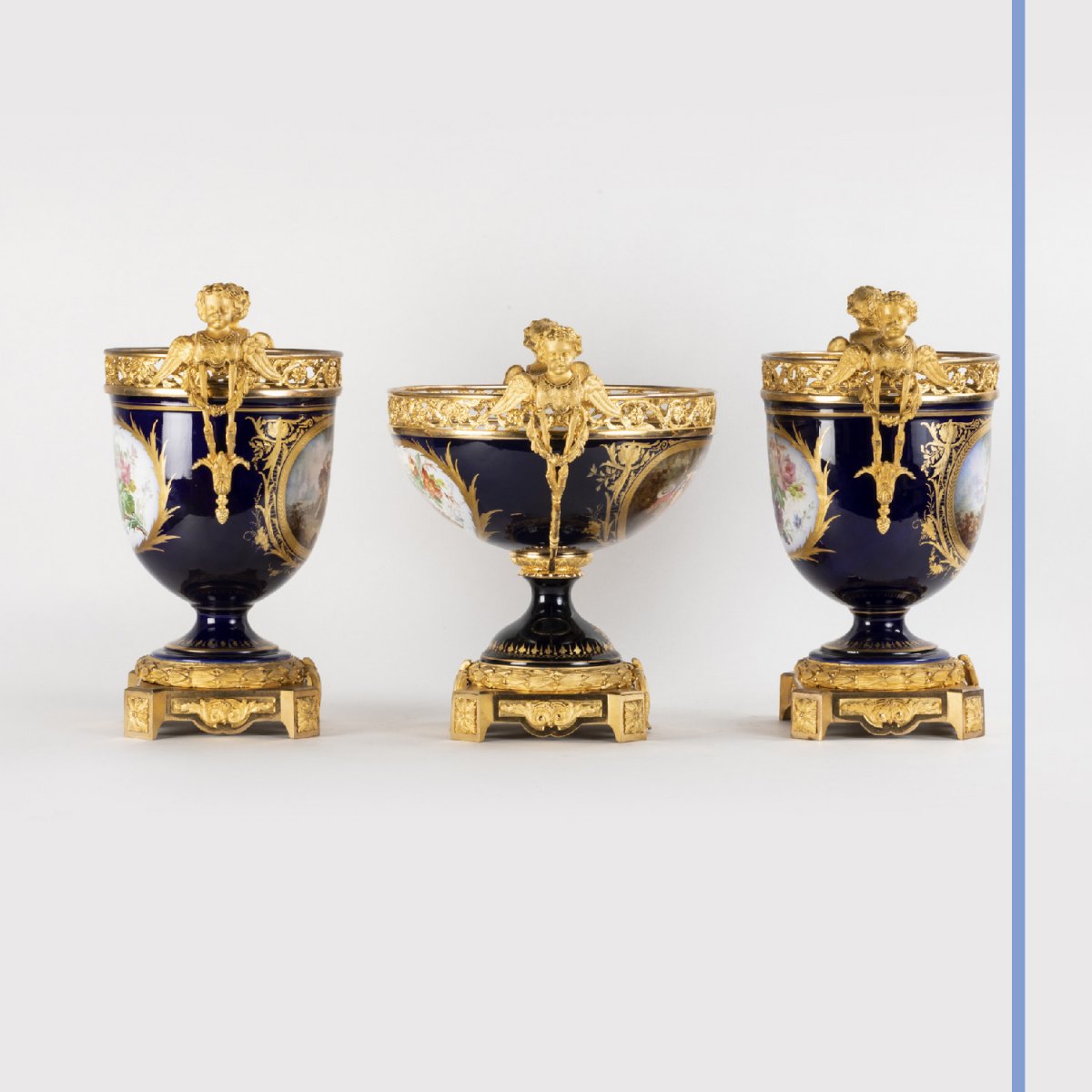 Dans le go&ucirc;t de la Manufacture de S&egrave;vres, garniture de trois coupes en porcelaine et monture en bronze dor&eacute;, XIXe-photo-2