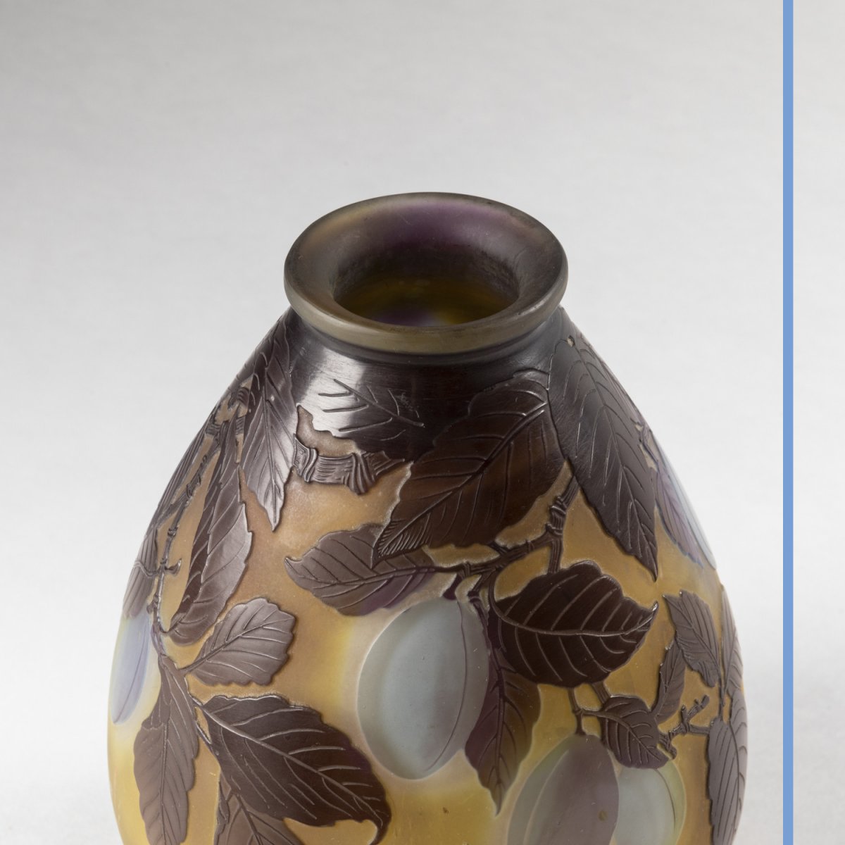 Emile Gall&eacute; (1846-1904), vase en verre multicouches aux prunes, XIXe-photo-5