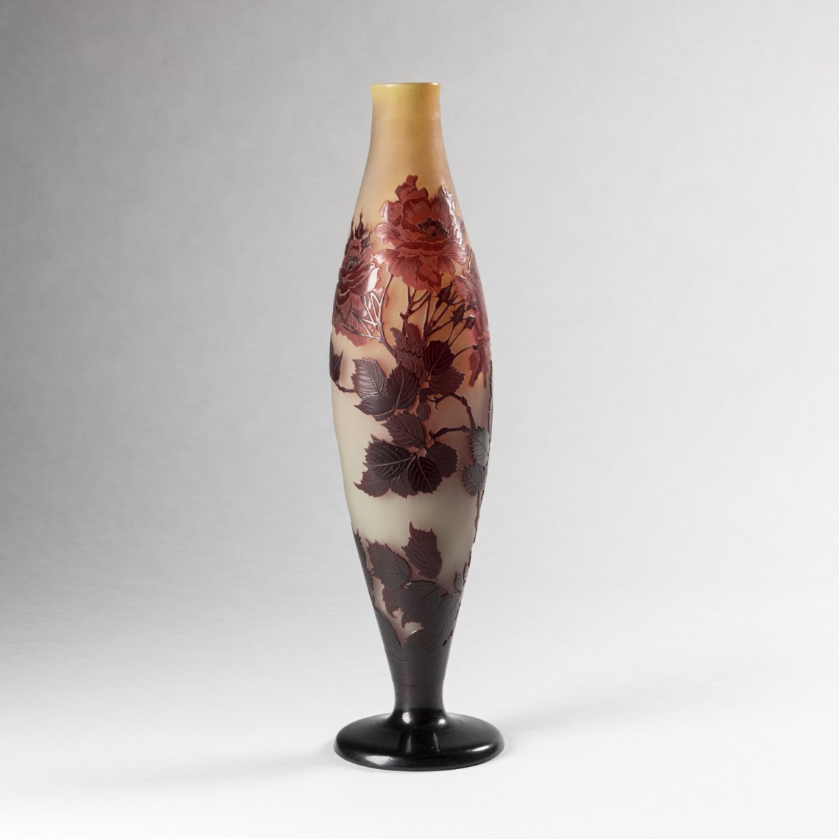 Émile Gallé (1846-1904), vase en verre multicouches aux roses, XIXe