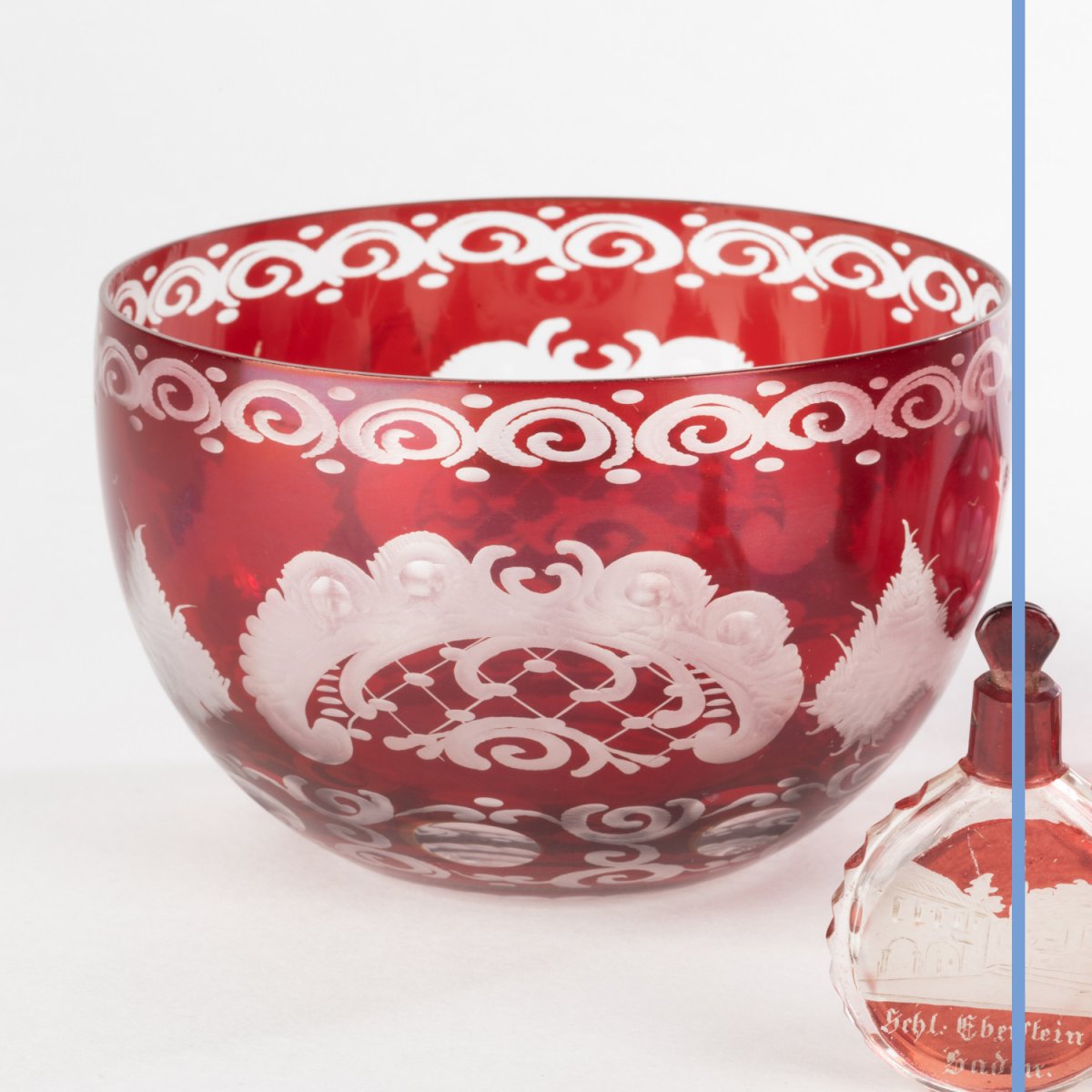 Ensemble de récipients en cristal de Bohème doublé rouge à décors gravés, XXe-photo-2