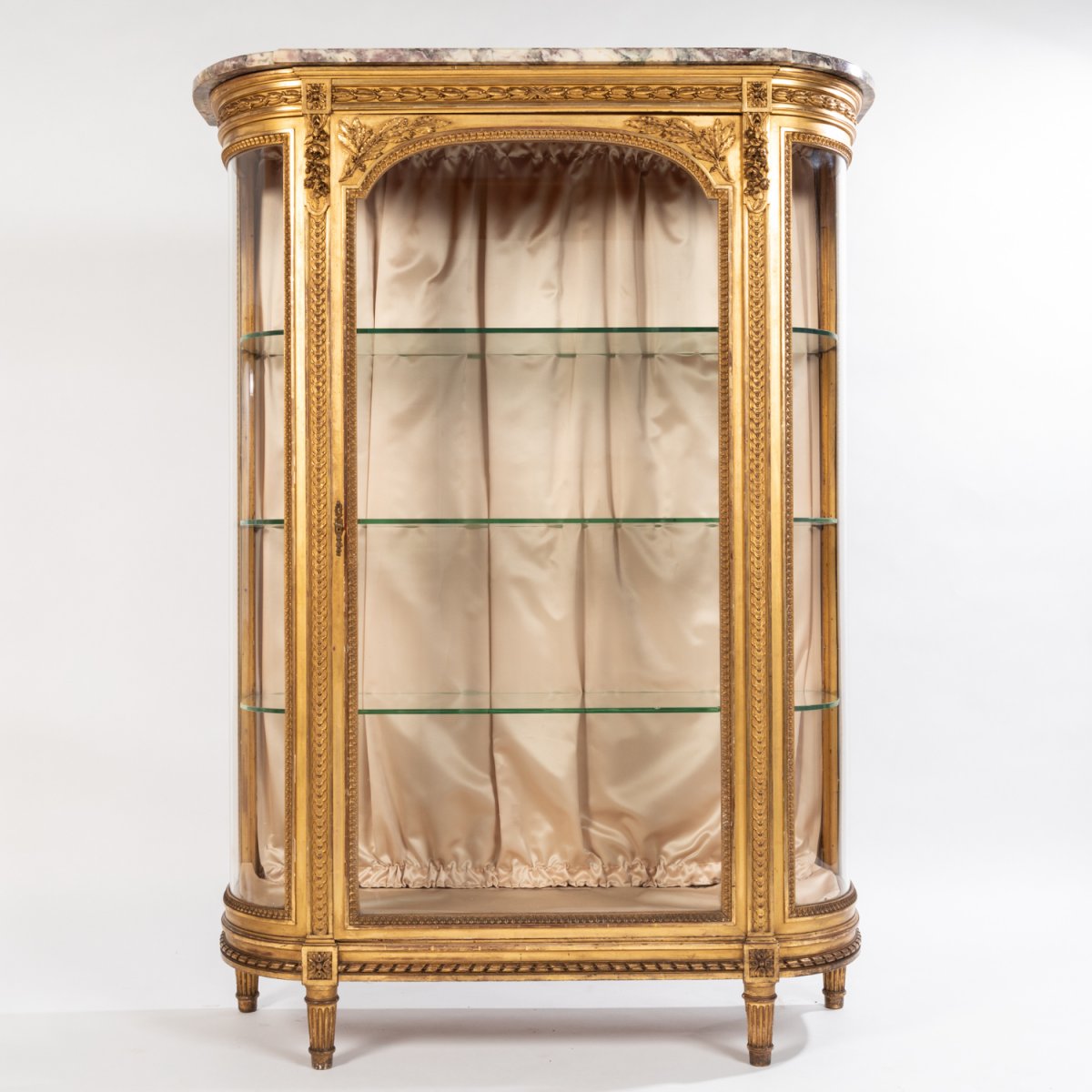 Vitrine en bois sculpt&eacute; dor&eacute; de style Louis XVI, XIXe