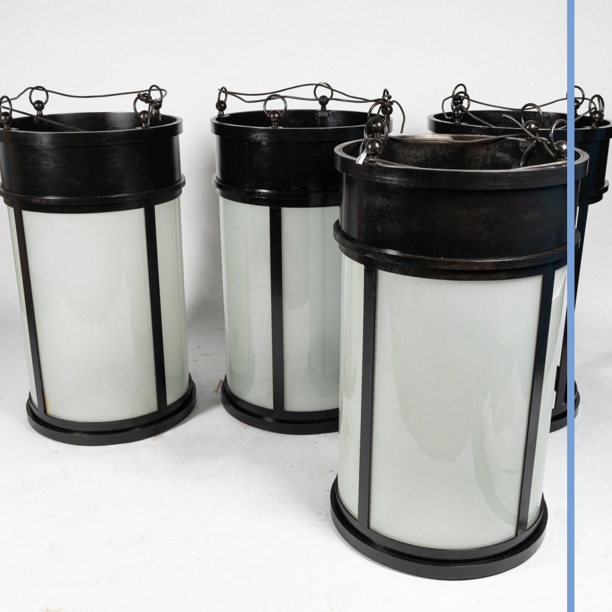S&eacute;rie de 4 lanternes en fonte de fer et verre sabl&eacute;, XXe-photo-2