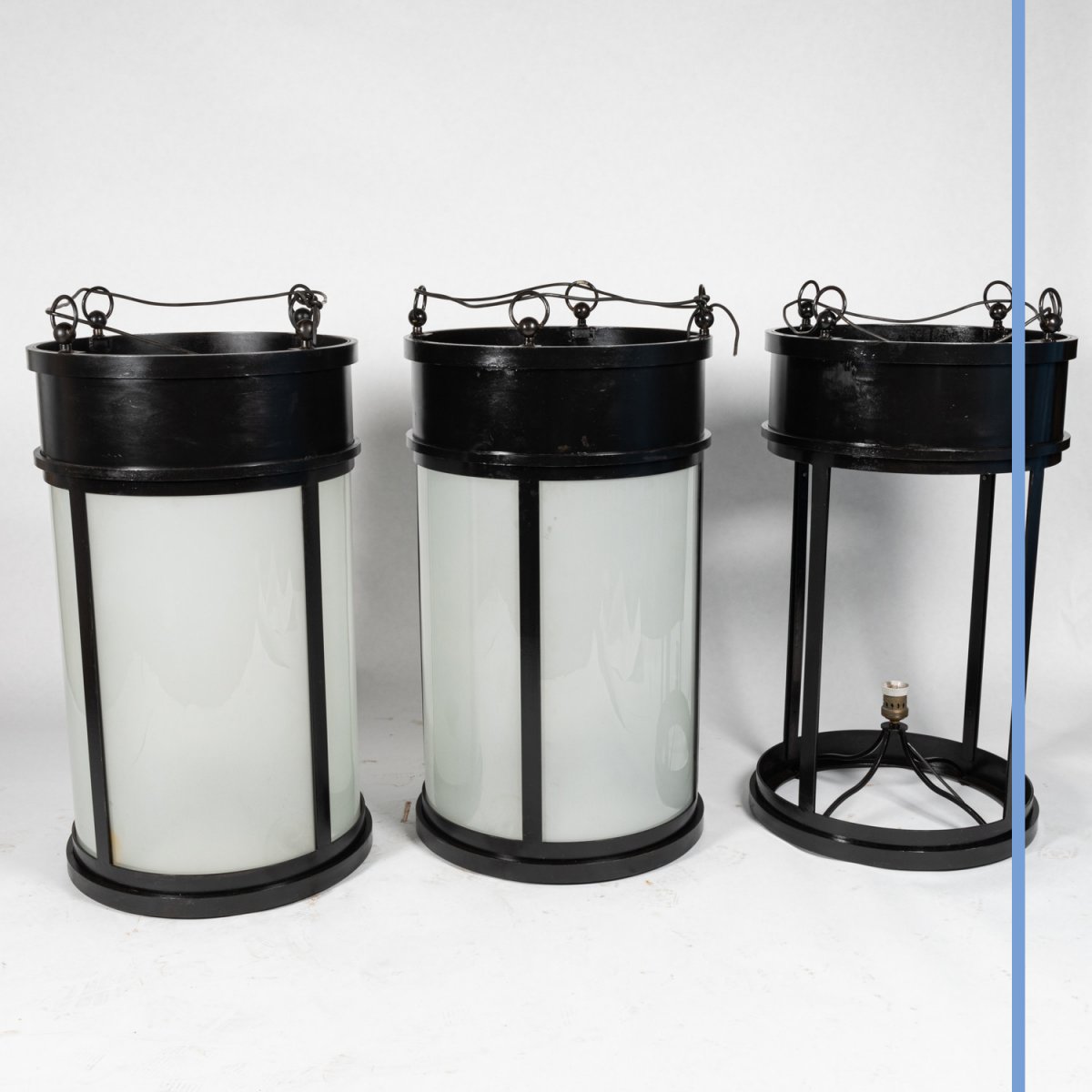 S&eacute;rie de 4 lanternes en fonte de fer et verre sabl&eacute;, XXe-photo-3