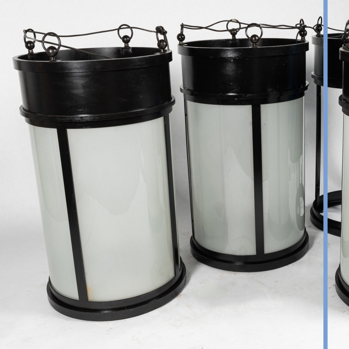 S&eacute;rie de 4 lanternes en fonte de fer et verre sabl&eacute;, XXe-photo-1