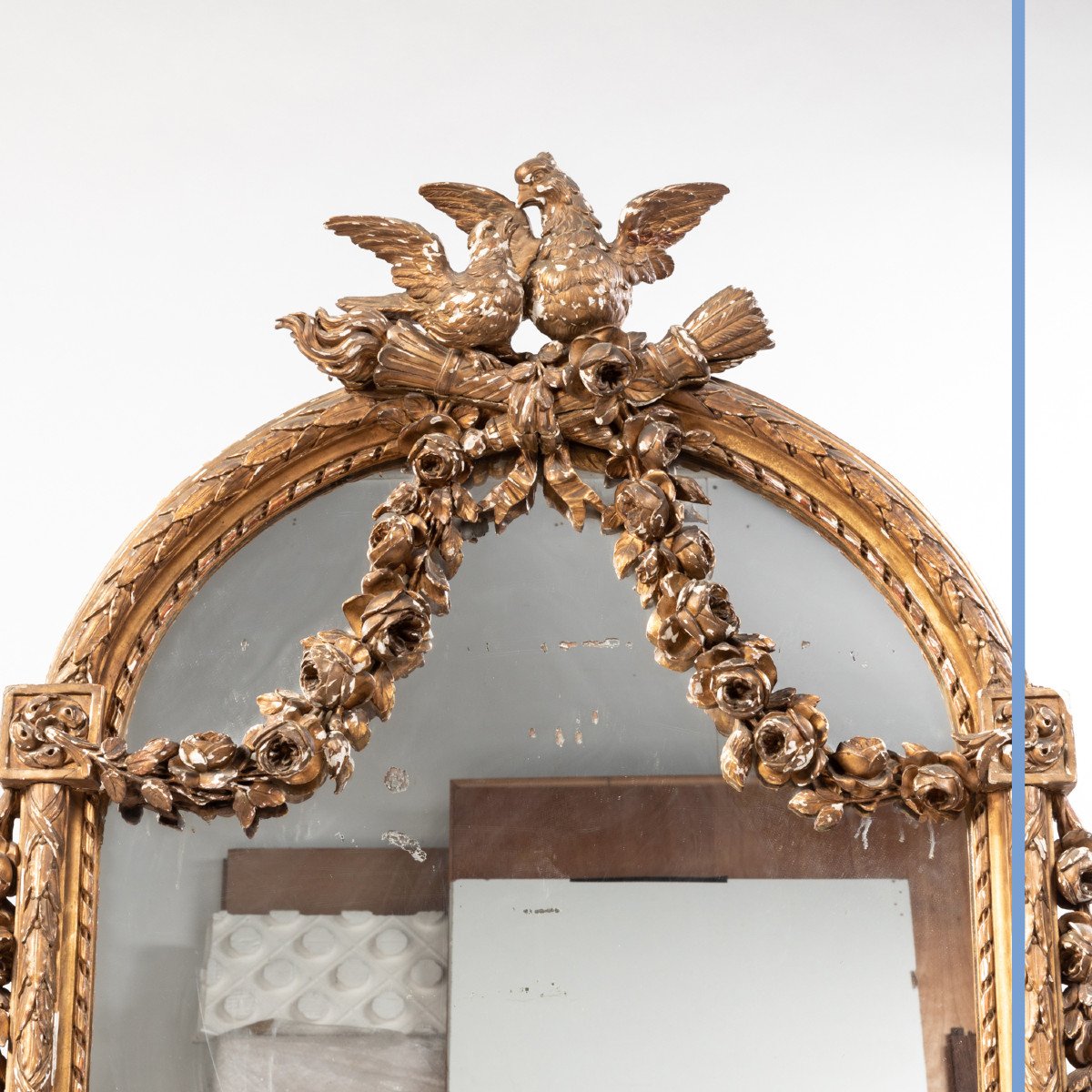 Miroir en bois doré sculpté à décor d'oiseaux et de guirlandes de fleurs, XIXe-photo-2