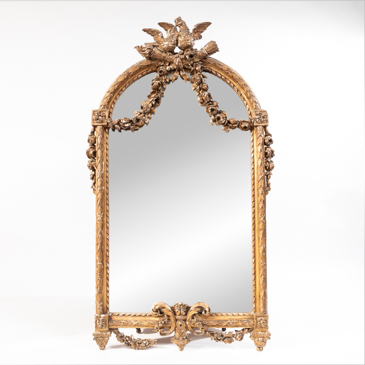 Miroir en bois doré sculpté à décor d'oiseaux et de guirlandes de fleurs, XIXe