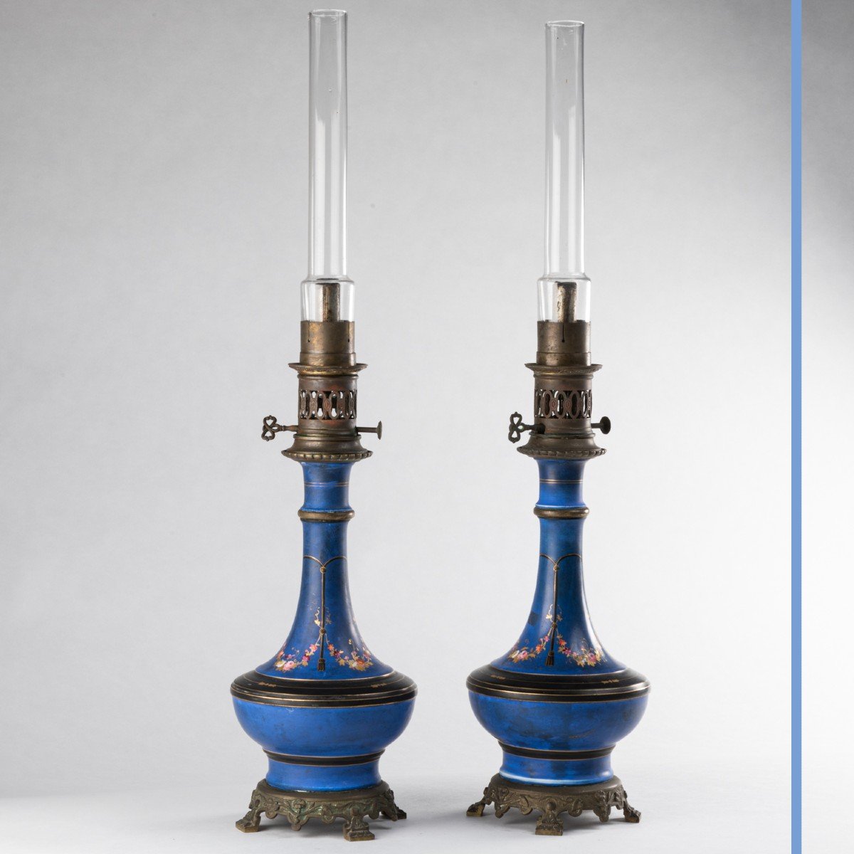 Paire de lampes  à pétrole en porcelaine, bronze et verre, XIXe-photo-2