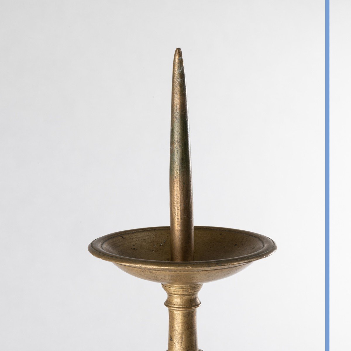 Pique- cierge tripode en bronze doré, XIXe-photo-3