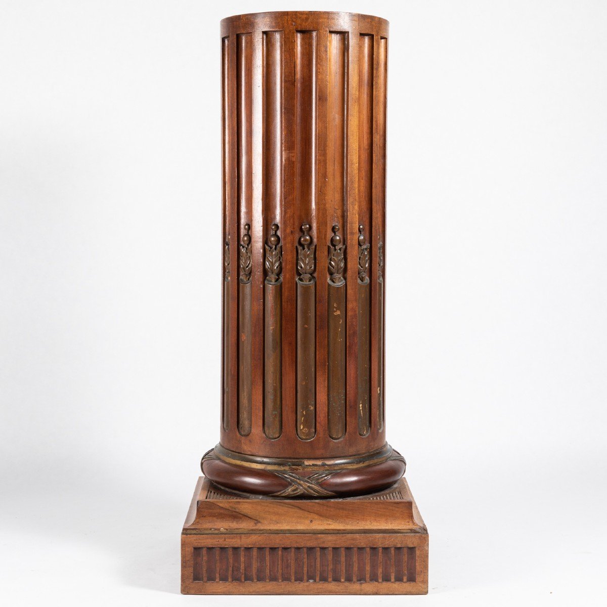 Sellette de style Louis XVI en acajou et bois naturel sculpt&eacute;, XIXe