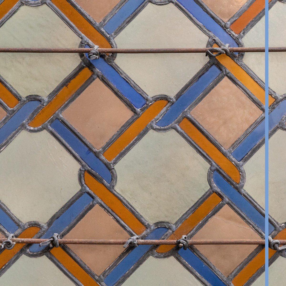 Vitrail &agrave; motif g&eacute;om&eacute;trique, fin XIXe, d&eacute;but XXe-photo-7