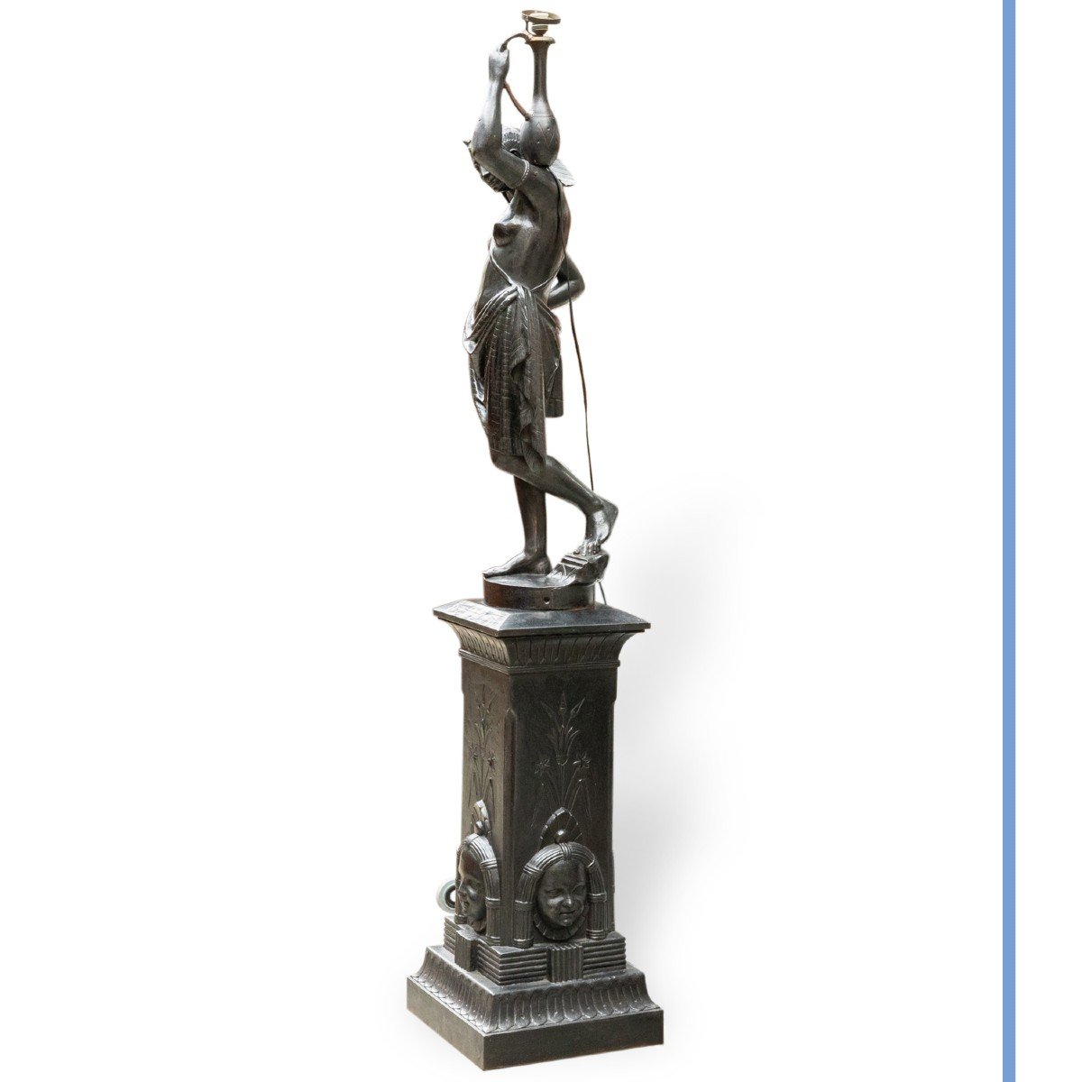 Porte torch&egrave;re en fonte figurant une &eacute;gyptienne sur son socle, XXe -photo-2