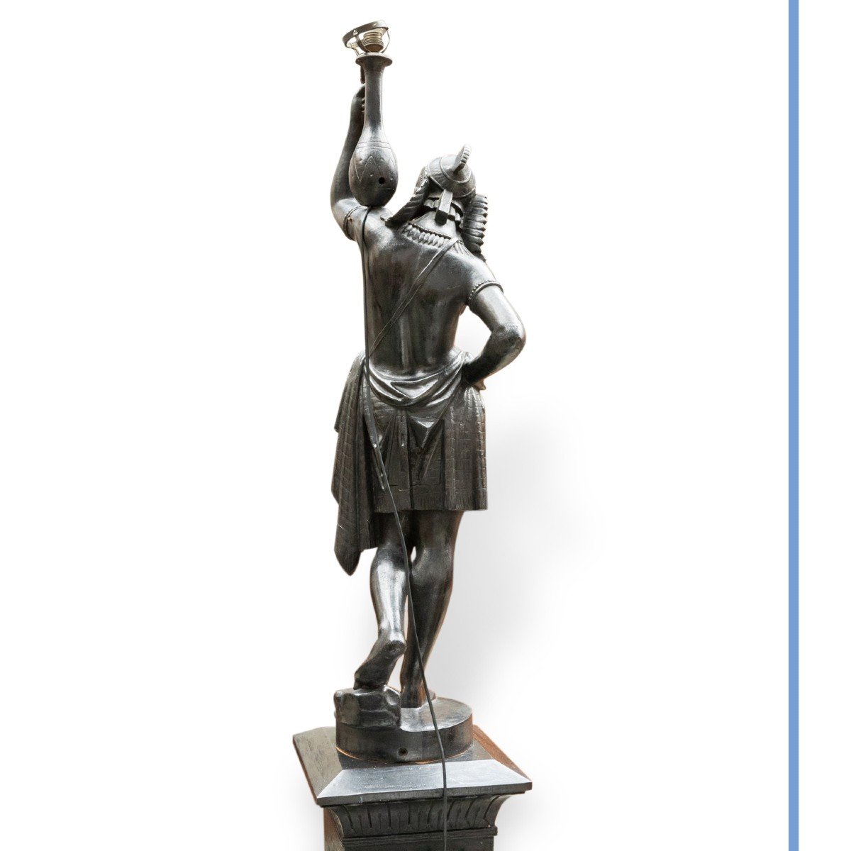 Porte torch&egrave;re en fonte figurant une &eacute;gyptienne sur son socle, XXe -photo-3