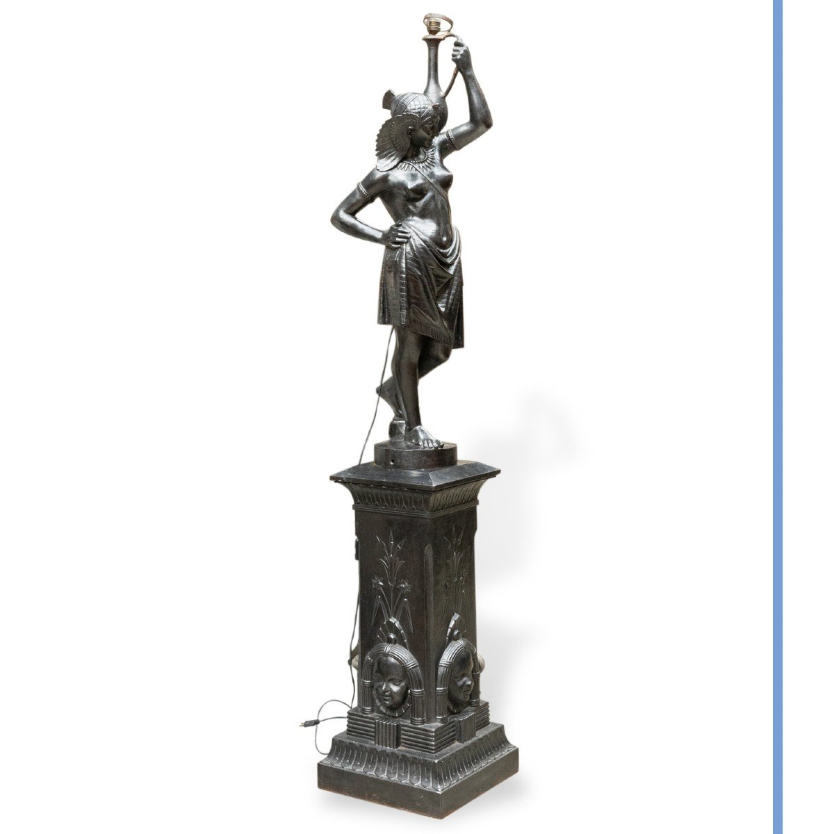 Porte torch&egrave;re en fonte figurant une &eacute;gyptienne sur son socle, XXe -photo-4