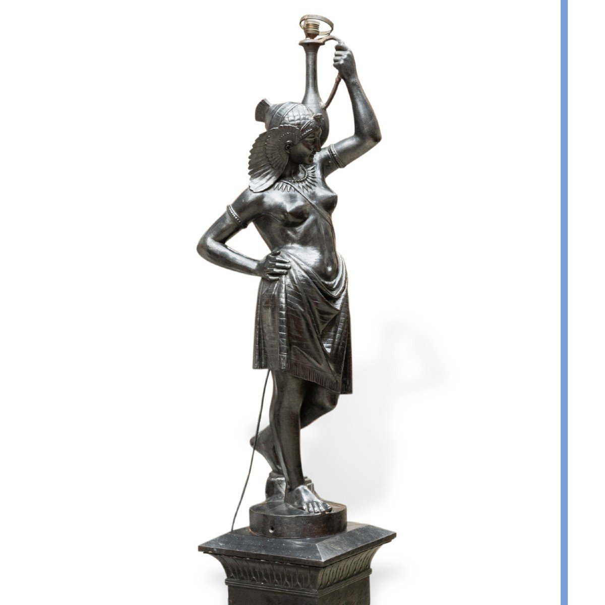 Porte torch&egrave;re en fonte figurant une &eacute;gyptienne sur son socle, XXe -photo-2