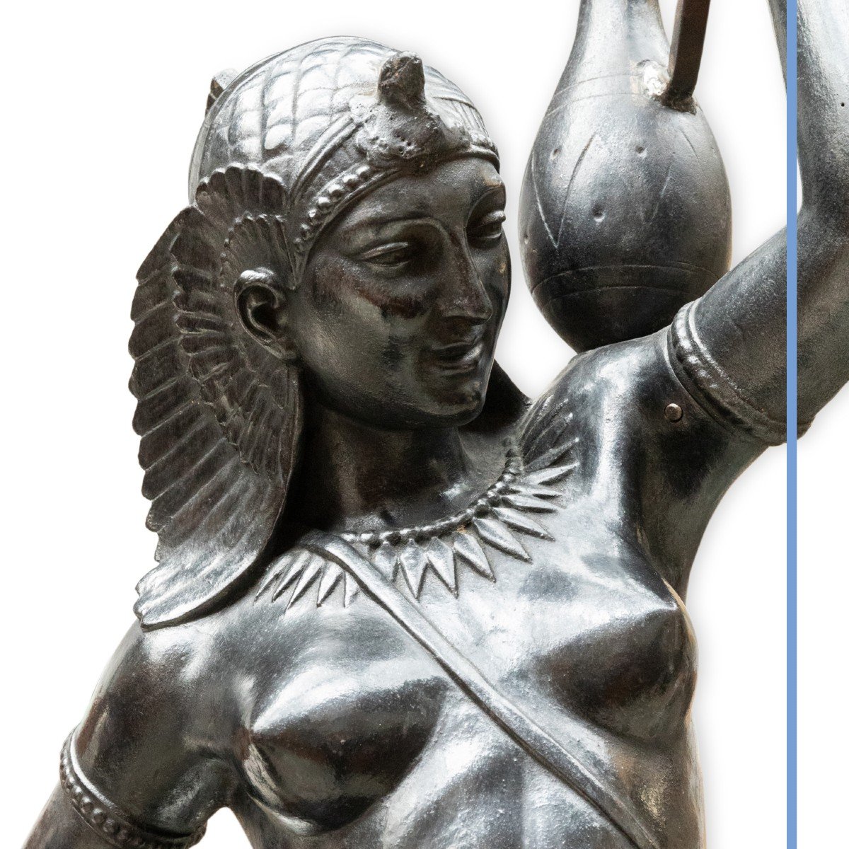 Porte torch&egrave;re en fonte figurant une &eacute;gyptienne sur son socle, XXe -photo-3