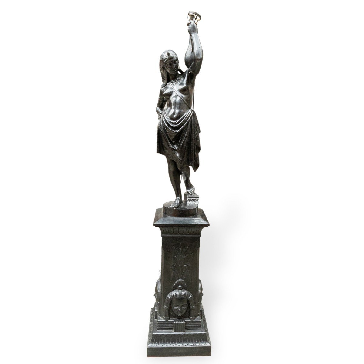 Porte torch&egrave;re en fonte figurant une &eacute;gyptienne sur son socle, XXe 