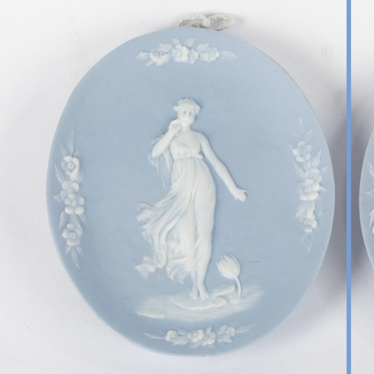 Dans le go&ucirc;t de Wedgwood, paire de médaillons en porcelaine, XXe-photo-2