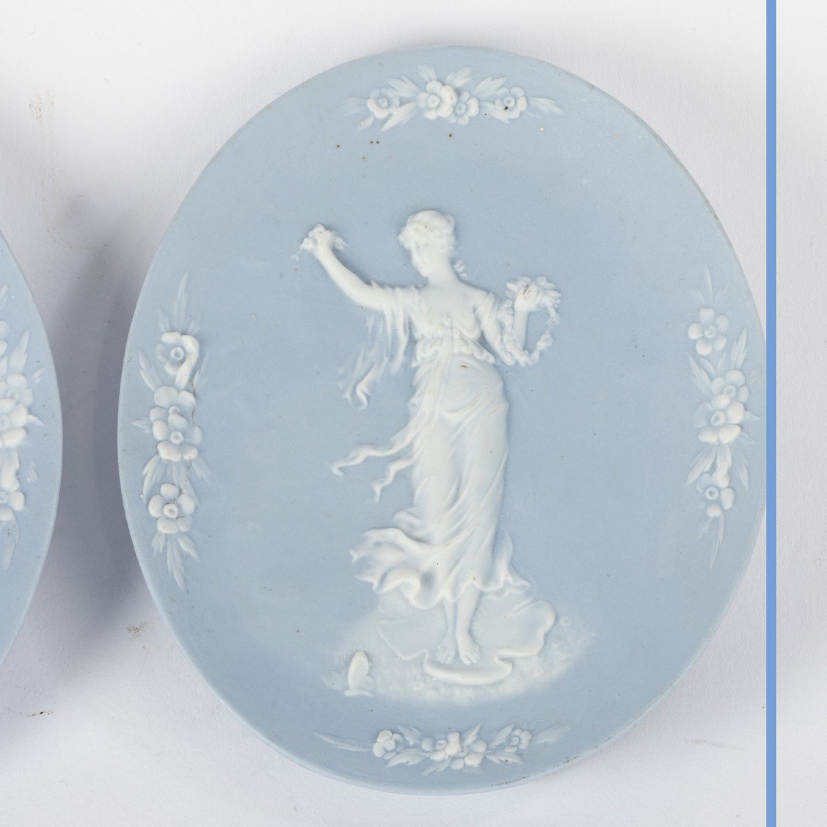 Dans le go&ucirc;t de Wedgwood, paire de médaillons en porcelaine, XXe-photo-3